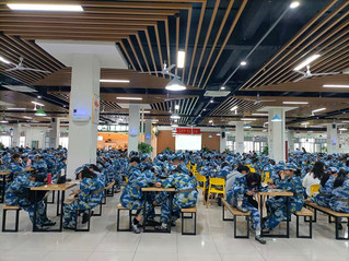 軍訓學生在新校區食堂集體就餐